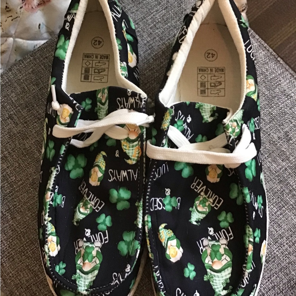 Women’s Black Clover-Print Casual Sneakers